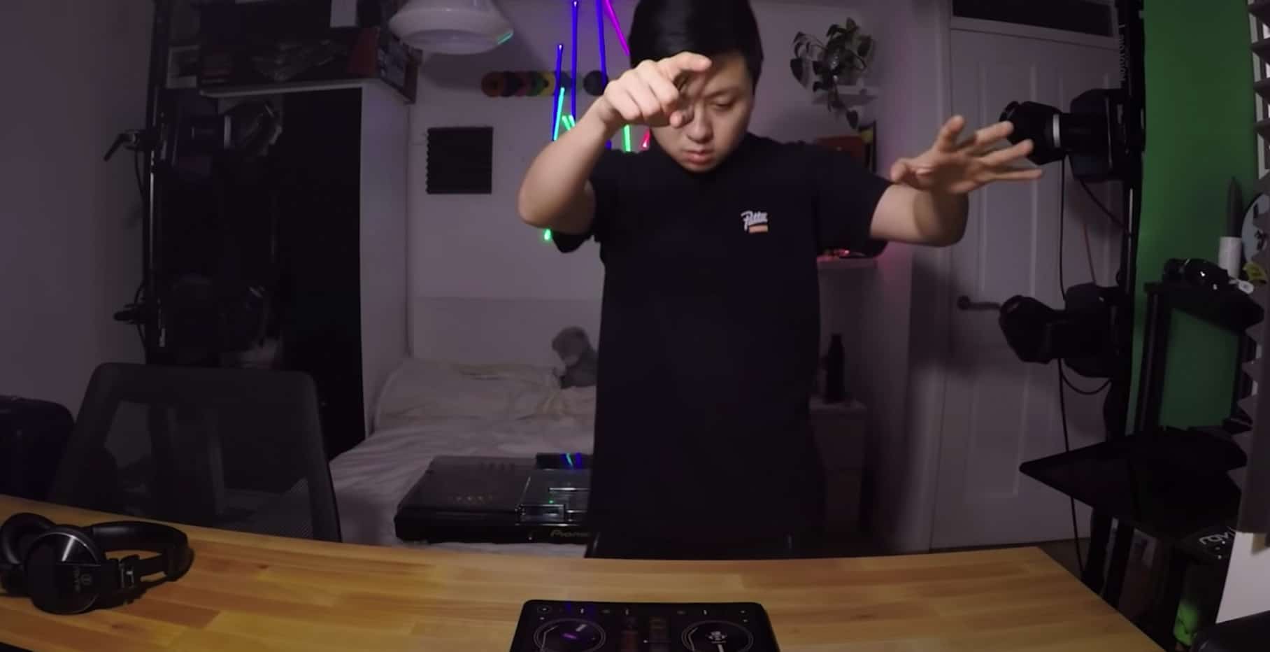 djay agregó Gesture Control: ¡usa tus manos para controlar la mezcla! 9