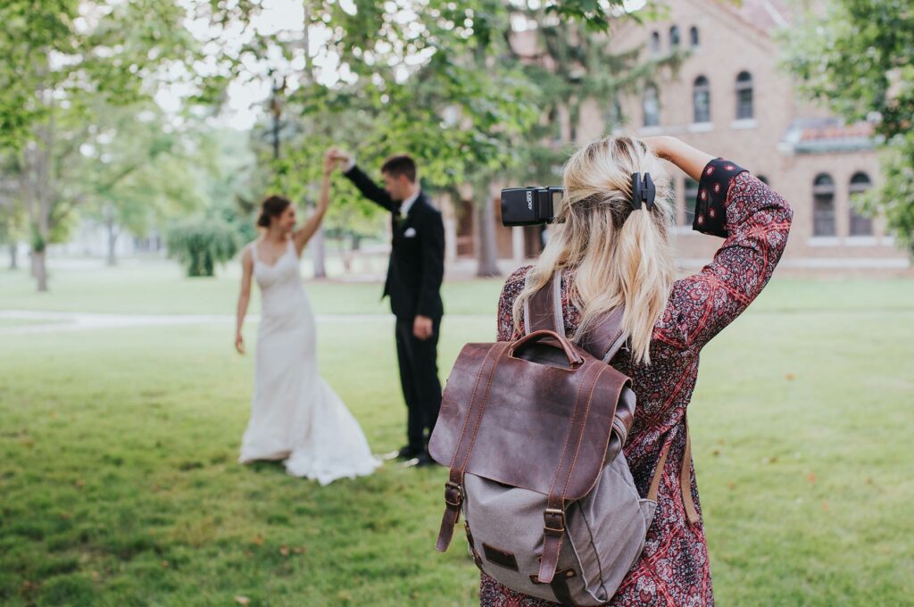 Fotógrafo capturando una imagen de recién casados