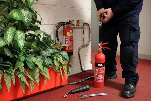 El mantenimiento regular de los equipos de protección contra incendios es obligatorio