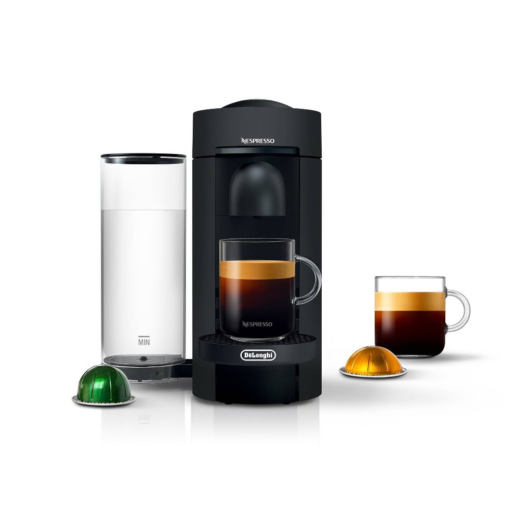 Cafetera Nespresso VertuoPlus y cafetera espresso con dos tazas de café y dos cápsulas de café