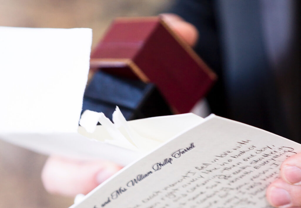 Una nota escrita a mano y una caja de regalo entregada durante un intercambio de regalos el día de la boda