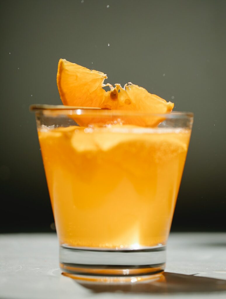 coctel de naranja con rodaja de naranja