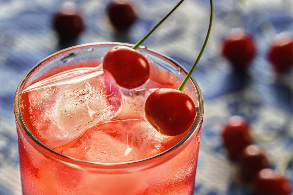Bebida de Shirley Temple adornada con cerezas